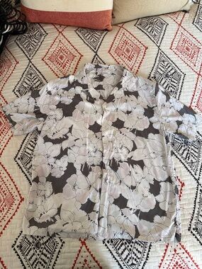 Abercrombie & Fitch White and Gray Floral Button-Up Shirt